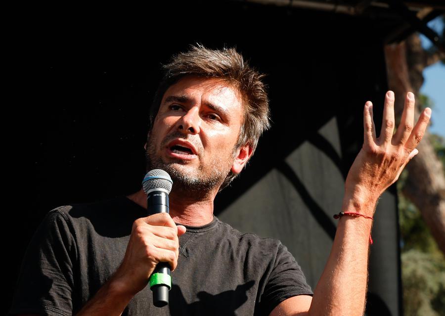 Alessandro Di Battista è stato operato a Cuba: «Rinviato il rientro in Italia»