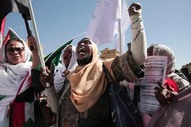 Sudanese demonstrators attend a rally to demand the return to civilian rule a year after a military coup in Khartoum, Sudan, Thursday, Nov. 17, 2022. (AP Photo/Marwan Ali) Associated Press / LaPresse Only italy and Spain