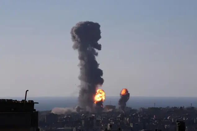 13/05/2021 Gaza City, Non si fermano gli attacchi aerei israeliani sulla Striscia di Gaza. Nella foto le esplosioni sulla citta'