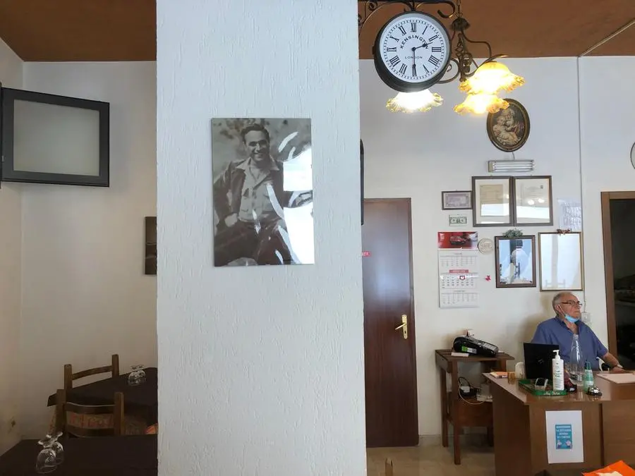 La trattoria da \\\"Giovanni\\\", lo zio di Messina Denaro in fondo seduto, sul muro appesa la foto del bandito Salvatore Giuliano: il malvivente trasformato in icona dalla mafia siciliana, in paladino dei più poveri. A ritrovare il corpo a Castelvetrano fu proprio\\u00A0lo zio del latitante