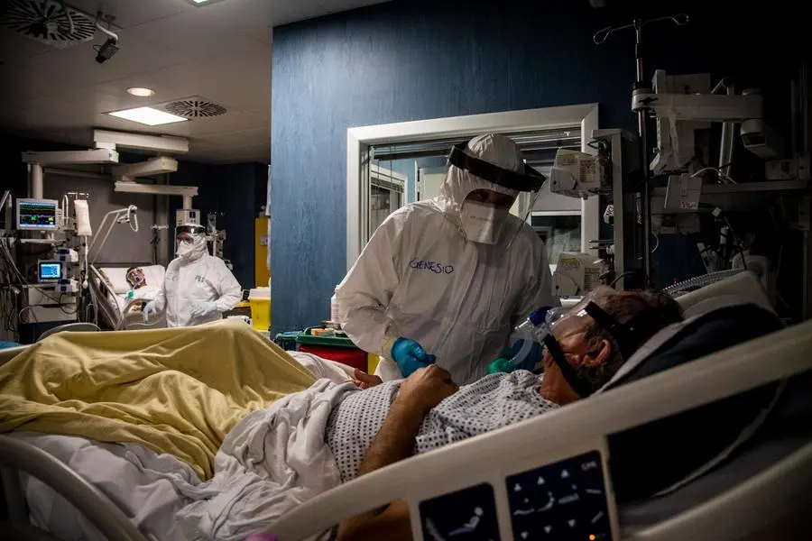 Nella foto personale sanitario al lavoro nel reparto di Terapia Intensiva del\\u00A0Covid Hospital San Filippo Neri di Roma