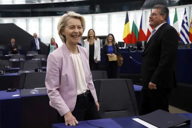 (Presidente di Commissione e commissario Ue al Commercio insieme nell'emiciclo europeo. Foto Epa/Ansa)