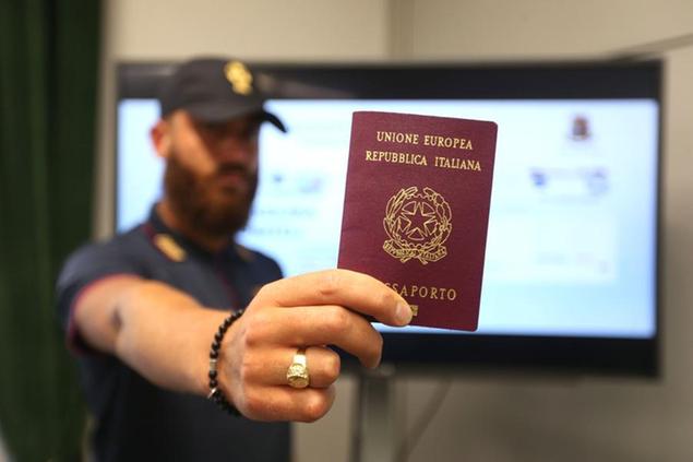 (Rilascio di un passaporto in una questura milanese. Foto LaPresse)