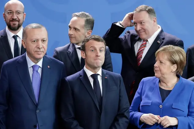 (Foto di gruppo durante un meeting Nato. LaPresse)