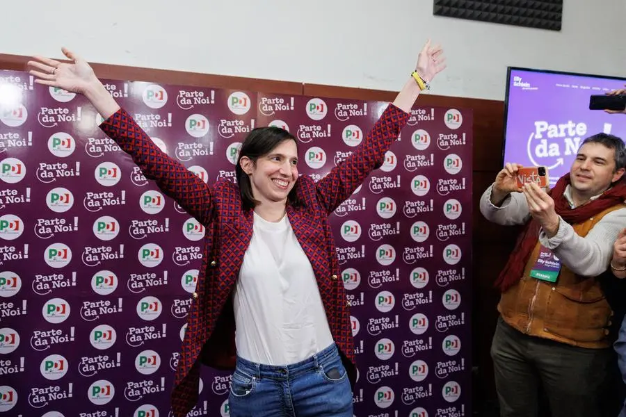 Foto Roberto Monaldo / LaPresse 26-02-2023 Roma Politica Primarie del Partito Democratico - Comitato Schlein Nella foto Elly Schlein esulta dopo la vittoria 26-02-2023 Rome (Italy) Politics Primary elections of the Democratic Party - Schlein electoral committee In the pic Elly Schlein