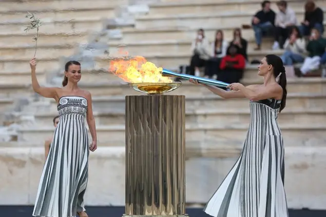 Un'immagine della cerimonia di accensione della torcia olimpica ad Atene, in Grecia. Da giovedì 4 dicembre il braciere è in Italia, dove inizierà un lungo viaggio che lo porterà a San Siro per l'inaugurazione dei Giochi, il 6 febbraio (FOTO EPA)