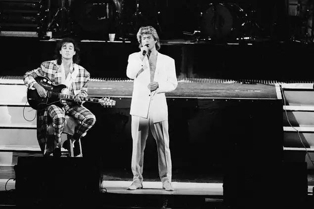 Il duo pop inglese Wham in Cina, il 7 aprile 1985. Con Andrew Ridgeley alla chitarra e George Michael alla voce (Ap)