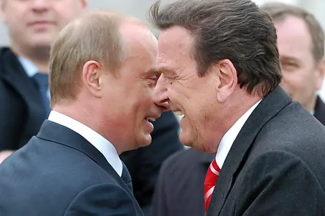 (dpa) - German Chancellor Gerhard Schroeder (R) smiles as he welcomes Russian President Vladimir Putin (L) at the airport in Hanover, Germany, 10 April 2005. Schroeder and Putin opened the worldwide largest inustrial fair that evening in Hanover. Photo by: Carsten Rehder/picture-alliance/dpa/AP Images