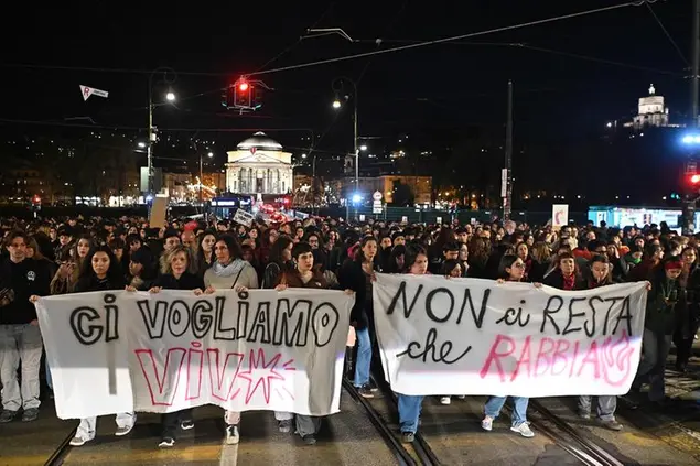 Un momento del corteo delle donne del movimento \\\"Non una di meno\\\" sfila per le vie del centro di Torino