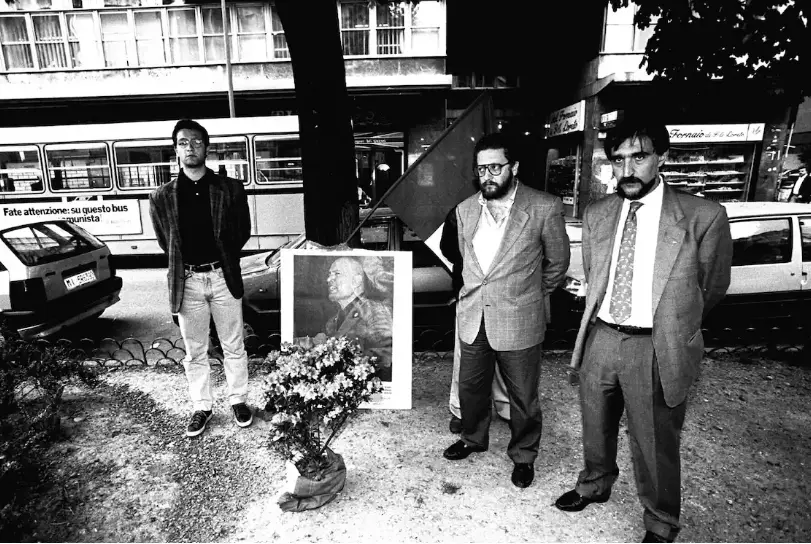 Un giovane Ignazio La Russa commemora Benito Mussolini. Foto IPA/Fotogramma