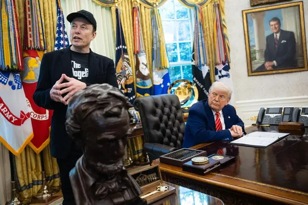 Musk lancia l'America Party: «Con Trump finiamo in bancarotta»