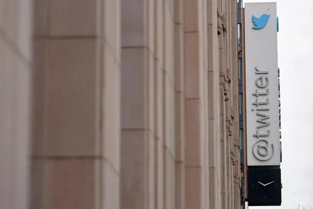 A sign at Twitter headquarters is shown in San Francisco, Thursday, Dec. 8, 2022. Two women who lost their jobs at Twitter when billionaire Elon Musk took over are suing the company in federal court, claiming that last month's abrupt mass layoffs disproportionately affected female employees.(AP Photo/Jeff Chiu) Associated Press/LaPresse Only Italy and Spain