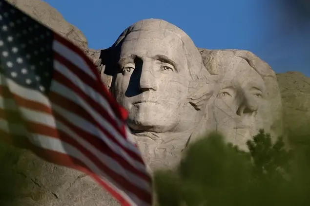 Il monte Rushmore con scolpiti i ritratti di\\u00A0Washington, Jefferson, Roosevelt e Lincoln.