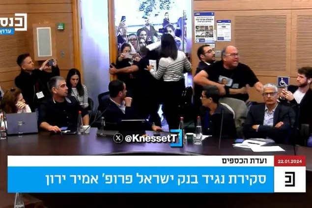 Un fermo inmmagine tratto da un video della Knesset TV mostra un gruppo di familiari degli ostaggi israeliani a Gaza che fa irruzione nella commissione finanze della Knesset chiedendo interventi urgenti per il rilascio dei rapiti