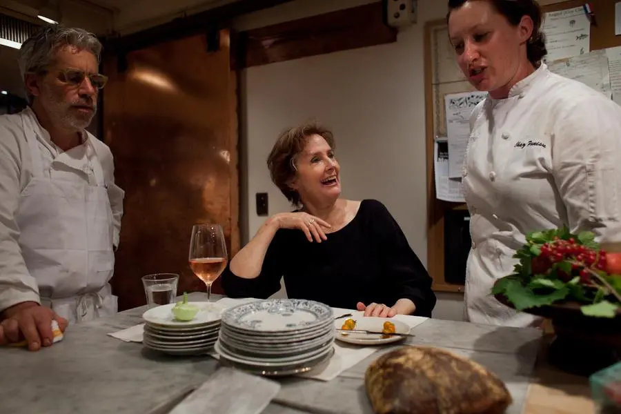 Lo chef David Tanis, la proprietaria Alice Waters e il co-chef Beth Wells allo Chez Panisse nel 2011 / Foto AP