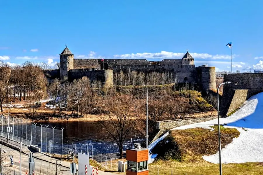 Il confine tra Russia e Unione Europea: a\\u00A0sinistra, la fortezza di Ivangorod, in Russia, a destra la bandiera dell'Estonia sventola sul castello di Narva (Foto Davide Maria De Luca)