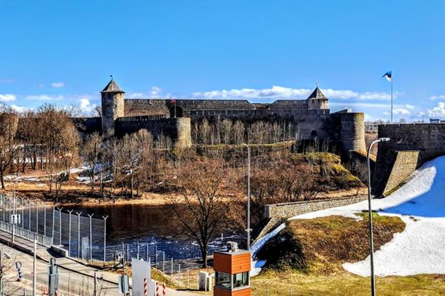 Il confine tra Russia e Unione Europea: a\\u00A0sinistra, la fortezza di Ivangorod, in Russia, a destra la bandiera dell'Estonia sventola sul castello di Narva (Foto Davide Maria De Luca)