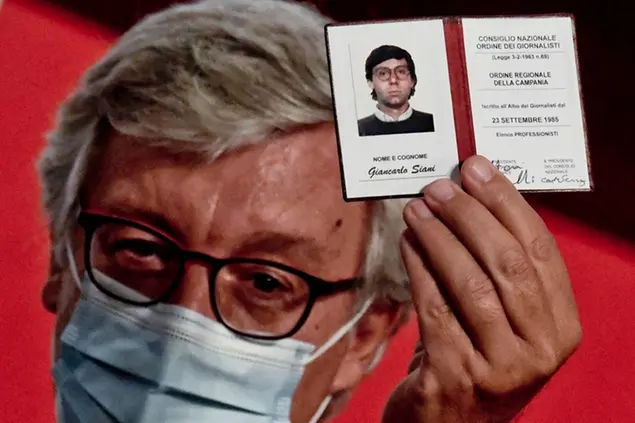 A Napoli la consegna alla memoria del tesserino da Giornalista professionista a Giancarlo Siani, giornalista ucciso dalla camorra, mostrato da Paolo Siani, deputato PD e fratello di Giancarlo