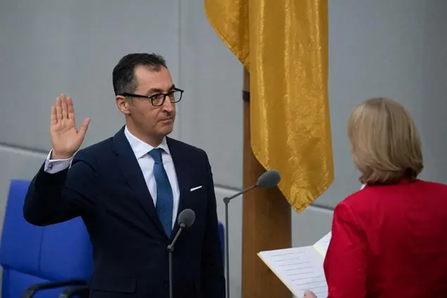 Cem OEZDEMIR, Ozdemir (Buendnis 90 / die Gruenen, Bundnis 90 / die Grunen), Federal Minister for Nutrition and Agriculture, takes the oath of office in front of Baerbel BAS, Barbel, Bundestag President, 5th plenary session of the German Bundestag with the election and swearing in of the Chancellor and the Federal ministers, German Bundestag in Berlin, Germany on December 8th, 2021 Photo by: Malte Ossowski / SVEN SIMON/picture-alliance/dpa/AP Images