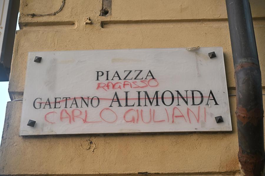 Piazza Alimonda a Genova, targa commemorativa vandalizzata, nome cancellato da un pennarello, immagine di approfondimento
