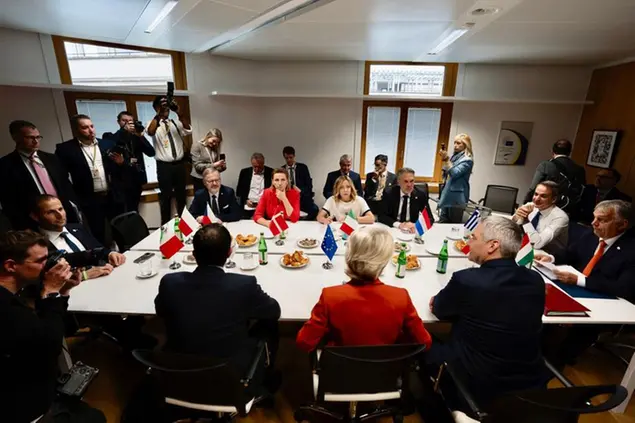 (Incontro sui migranti organizzato dal governo italiano assieme a Danimarca e Olanda. Foto Meloni/X)