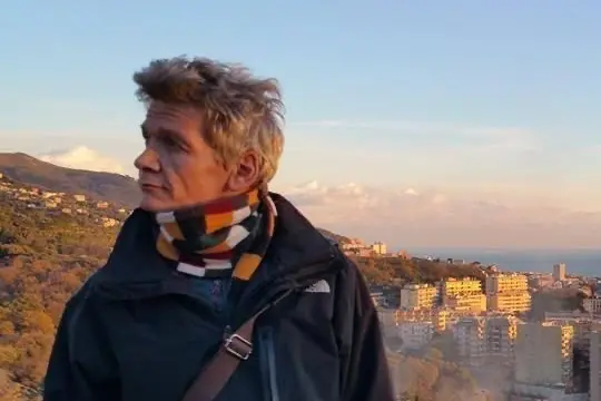 (Mark Covell a Genova, «la città che amo». Qui nel luglio 2001, vittima di un pestaggio della polizia, ha rischiato la vita.)