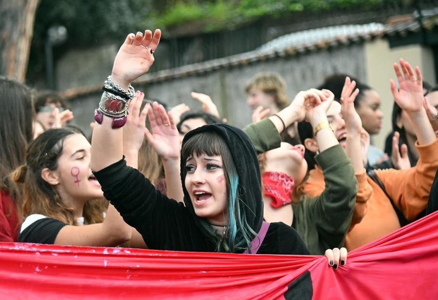 Cosa serve per salvare la democrazia umiliata