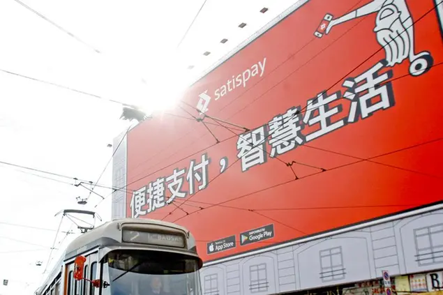 Foto LaPresse - Mourad Balti Touati 24/02/2019 Milano (Ita) - Piazzale Baiamonti Cronaca Cartellone gigante pubblicitario della ditta Satispay con slogan in lingua cinese esposto sulla facciata di un palazzo di piazzale baiamonti Nella foto: il cartellone pubblicitario con scritta in cinese