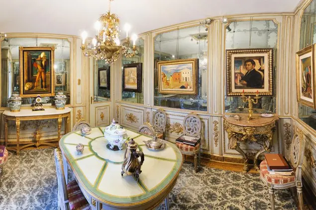 Sala da pranzo di Villa Cerruti con opere di Giorgio de Chirico (Foto © Gabriele Gaidano). Courtesy Castello di Rivoli Museo d’Arte Contemporanea, Rivoli-Torino