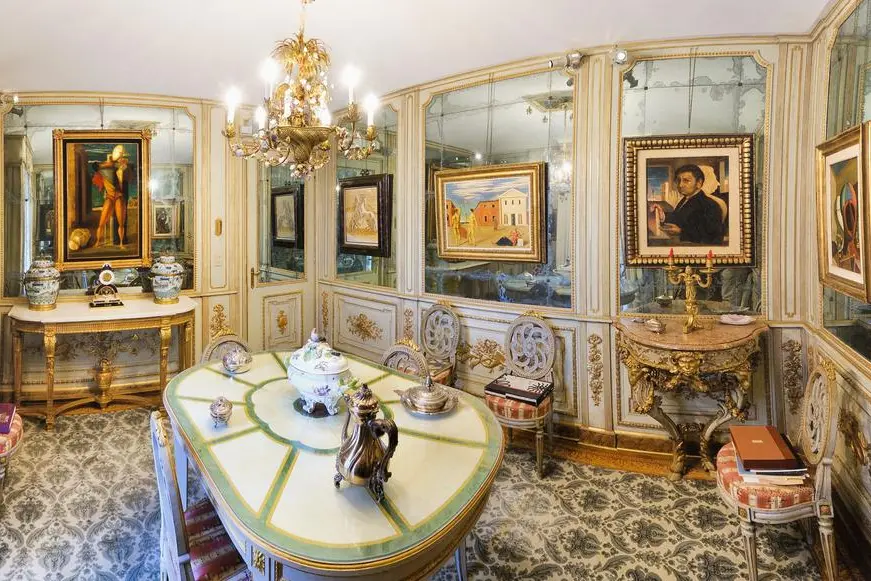 Sala da pranzo di Villa Cerruti con opere di Giorgio de Chirico (Foto © Gabriele Gaidano). Courtesy Castello di Rivoli Museo d’Arte Contemporanea, Rivoli-Torino