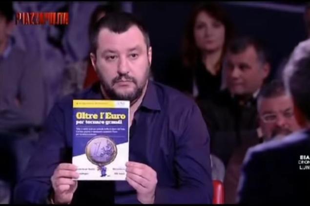 Salvini nel 2017 agitava libri contro l'euro in tv