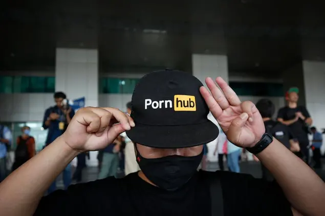 Una protesta in Thailandia quando, nel 2020, è stato bloccato l'accesso al principale sito per adulti