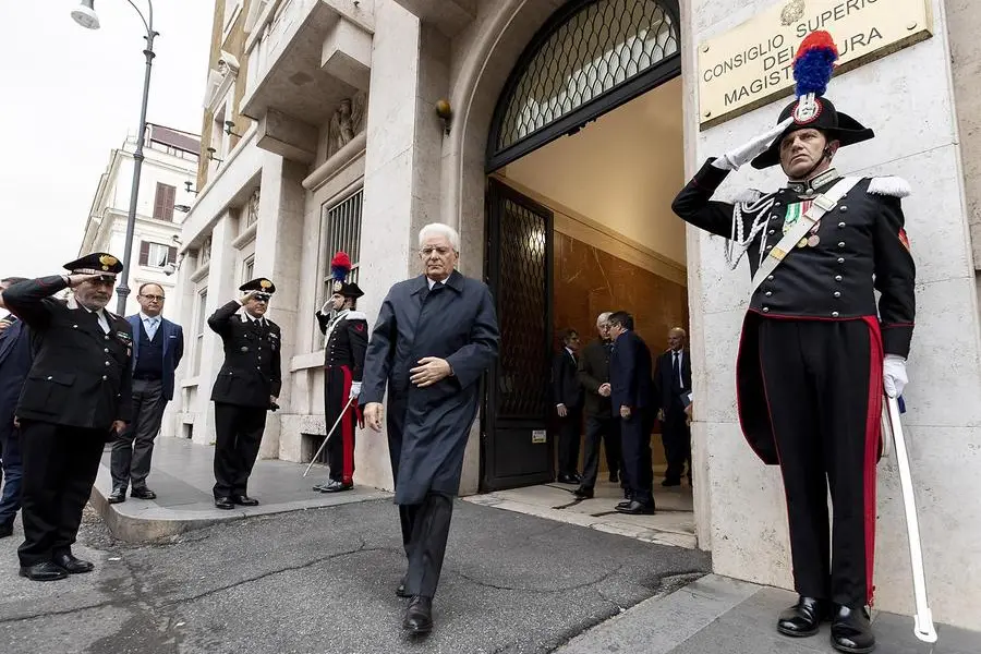 Il presidente della Repubblica Sergio Mattarella lascia il palazzo dei Marescialli al termine dell'Assemblea plenaria straordinaria del Csm