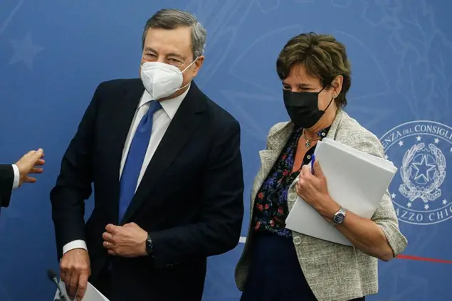Il presidente del consiglio Mario Draghi ed il ministro dell’università e ricerca, Maria Cristina Messa durante una conferenza stampa al termine della riunione della cabina di regia sul Pnrr, Roma 7 ottobre 2021. POOL/ANSA/FABIO FRUSTACI
