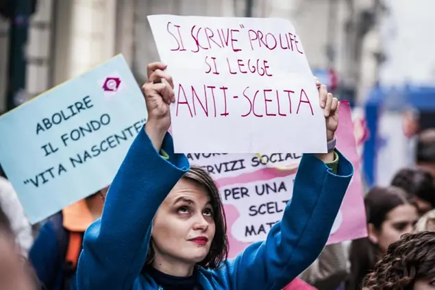 Un presidio delle attiviste di \\\"Non una di meno\\\" contro la stanza dell'aborto sotto la sede del Consiglio regionale del Piemonte Palazzo Lascaris, lo scorso 15 ottobre