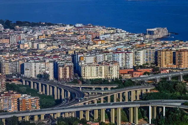 Il quartiere Vomero con il raccordo della tangenziale visti dalla collina dei Camaldoli luogo più alto della città di Napoli