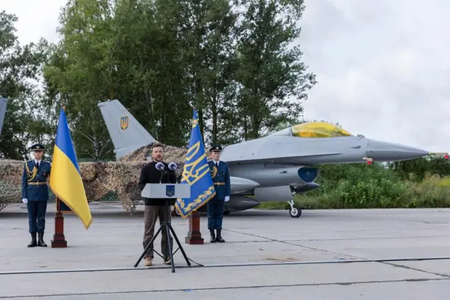 Volodymyr Zelensky celebra l'arrivo degli F16