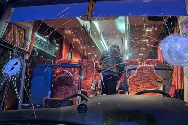 Il pullman del Pistoia basket colpito dalle pietre