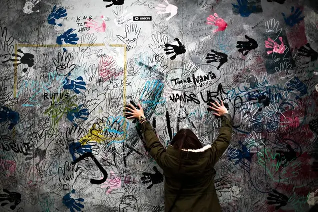 Impronte di mani impresse sul muro di Berlino\\u00A0(Markus Schreiber, AP)