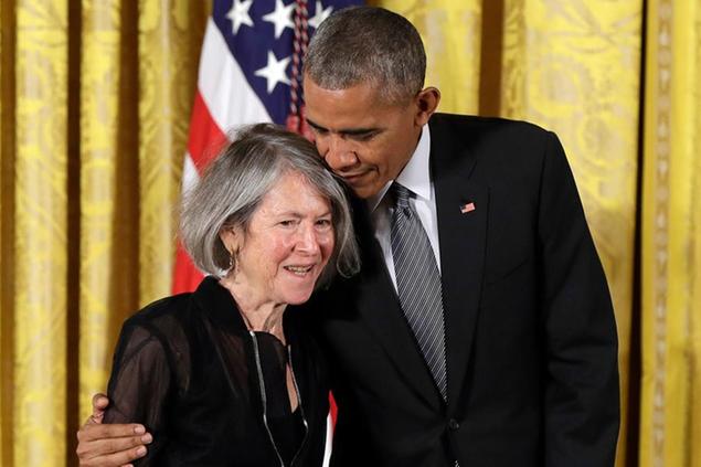 Louise Gluck con Obama, quando nel 2016 la premi\\u00F2 con la National Humanities Medal (Ap Photo/Carolyn Kaster)