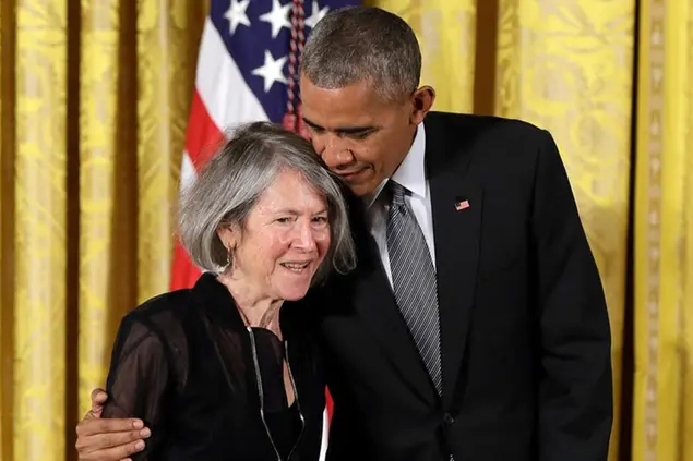 Louise Gluck con Obama, quando nel 2016 la premiò con la National Humanities Medal (Ap Photo/Carolyn Kaster)
