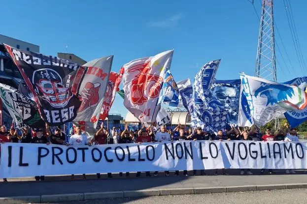 Lo sciopero dei gruppi organizzati dei tifosi fuori dal Forum di Assago, a Milano, durante la finale di Supercoppa (Foto Facebook/Milano Brothers)