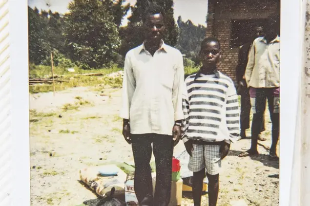 Immagine Polaroid dell'enorme archivio mobile realizzato da Save the Children nei mesi successivi alla guerra, nel 1994 quando fotografò tutti i bambini rimasti orfani per colpa del genocidio in Rwanda. Le foto avevano lo scopo di riunire i bambini con le loro famiglie. L'archivio è stato riaperto per la prima volta in 20 anni. ANSA/SAVE THE CHILDREN