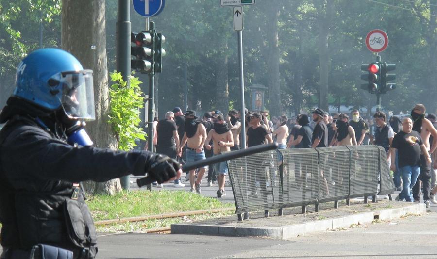 Tifosi in stadio con divieti di trasferta, polizia in azione per prevenire violenze
