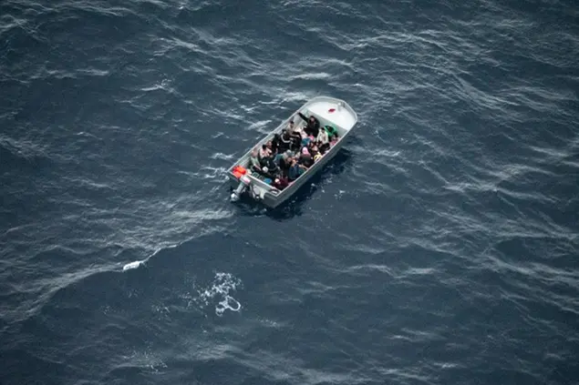 La barca con i 23 migranti. L'immagine scattata dalle Ong