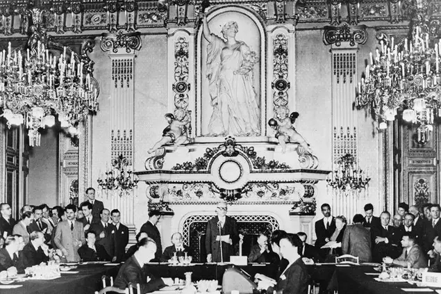 Nella Sala dell'Orologio del Quai d'Orsay, il Ministro degli Esteri francese Robert Schuman, su ispirazione di Jean Monnet, pronuncia la \\\"Dichiarazione Schuman\\\" (foto Ansa)