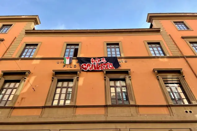 La facciata del liceo Albertelli, occupato il 6 novembre (foto E. Dalcastagné)