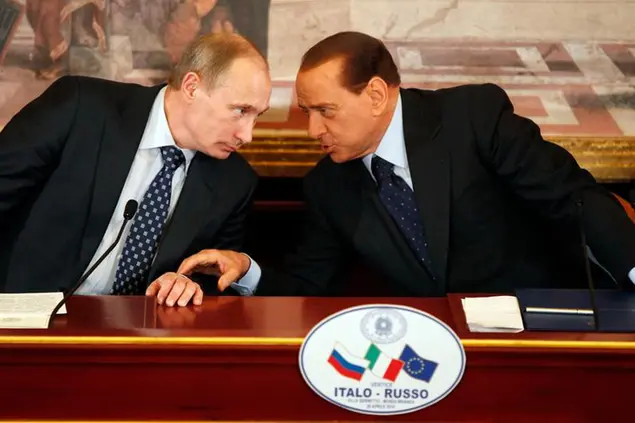 Vladimir Putin e Silvio Berlusconi\\u00A0(AP Photo/Luca Bruno, file)