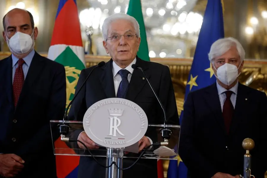 Foto Giuseppe Lami/Pool Ansa/LaPresse21-07-2022 Roma - ItaliaPoliticaIl Presidente della Repubblica Sergio Mattarella al Palazzo del Quirinale durante le comunicazioni dopo le dimissioni del Presidente del Consiglio Mario Draghi.Italian President Sergio Mattarella at the Quirinale Palace during communications after the resignation of Prime Minister Mario Draghi, in Rome, Italy, 21 July 2022. Giuseppe Lami/Pool Ansa/LaPresse