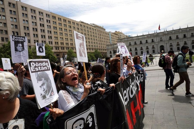 (Manifestazione per i desaparecidos cileni scomparsi durante la dittatura del generale Pinochet. Foto AP)